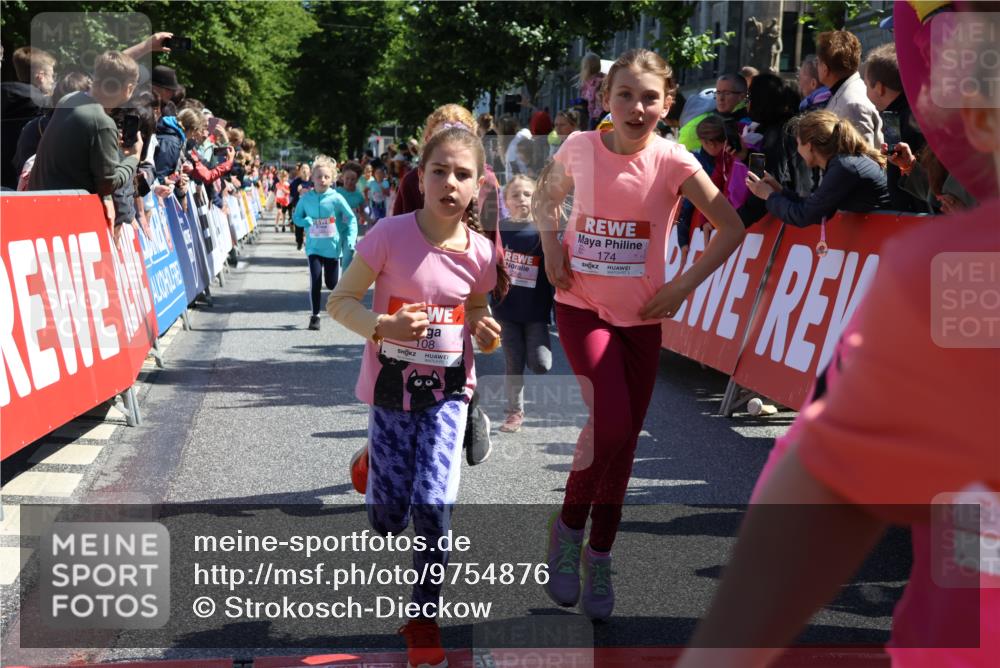 14.06.2026 - REWE Women's Run Strokosch-Dieckow http://msf.ph/oto/9754876 14.06.2026 11:37:15 Ziel 108, 116, 123, 126, 142, 174, 178, 183, 232, 235, 265, 266, 277, 278, 313, 352, 355 meine-sportfotos.de