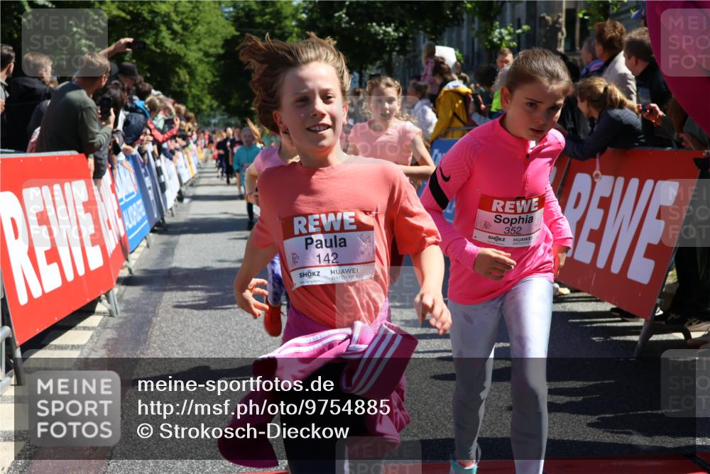 14.06.2026 - REWE Women's Run Strokosch-Dieckow http://msf.ph/oto/9754885 14.06.2026 11:37:14 Ziel 108, 116, 123, 142, 149, 174, 178, 183, 232, 235, 265, 266, 277, 278, 313, 352, 355 meine-sportfotos.de