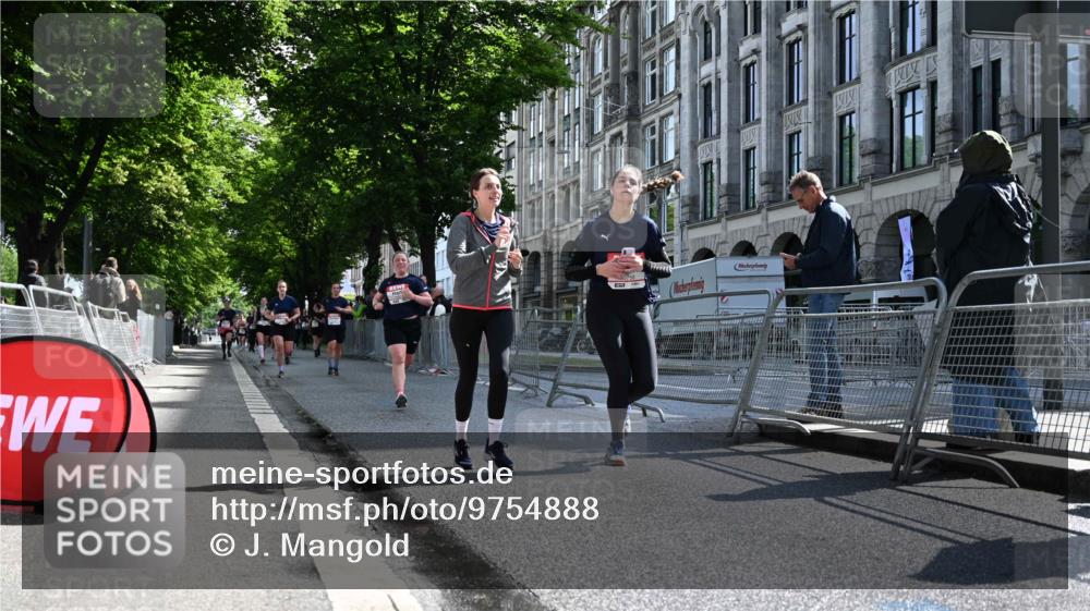 14.06.2026 - REWE Women's Run J. Mangold http://msf.ph/oto/9754888 14.06.2026 10:15:04 Ziel 10523, 10577, 10758, 11120, 11430 meine-sportfotos.de