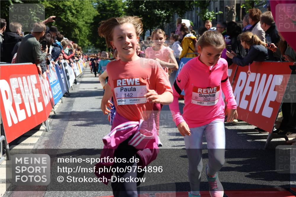 14.06.2026 - REWE Women's Run Strokosch-Dieckow http://msf.ph/oto/9754896 14.06.2026 11:37:14 Ziel 108, 116, 123, 142, 149, 174, 178, 183, 232, 235, 265, 266, 277, 278, 313, 352, 355 meine-sportfotos.de