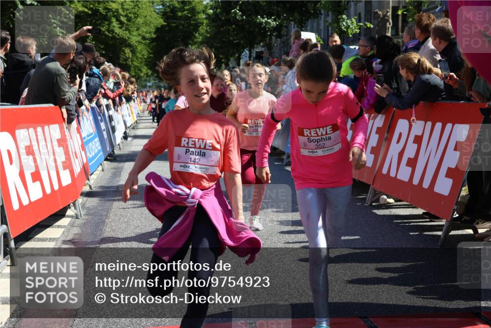 14.06.2026 - REWE Women's Run Strokosch-Dieckow http://msf.ph/oto/9754923 14.06.2026 11:37:14 Ziel 108, 116, 123, 142, 149, 174, 178, 183, 232, 235, 265, 266, 277, 278, 313, 352, 355 meine-sportfotos.de