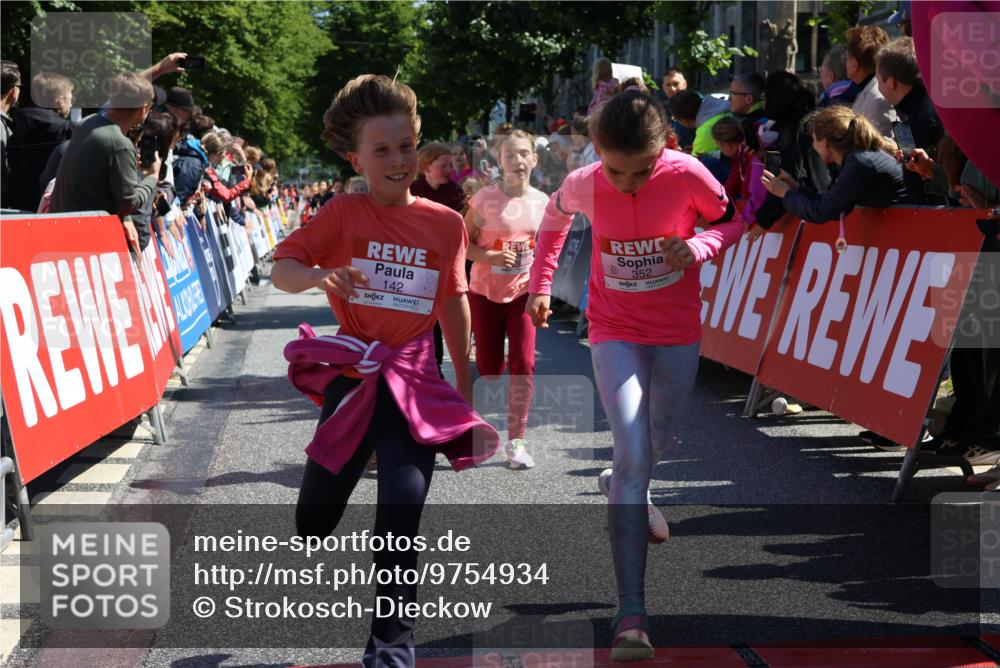 14.06.2026 - REWE Women's Run Strokosch-Dieckow http://msf.ph/oto/9754934 14.06.2026 11:37:14 Ziel 108, 116, 123, 142, 149, 174, 178, 183, 232, 235, 265, 266, 277, 278, 313, 352, 355 meine-sportfotos.de