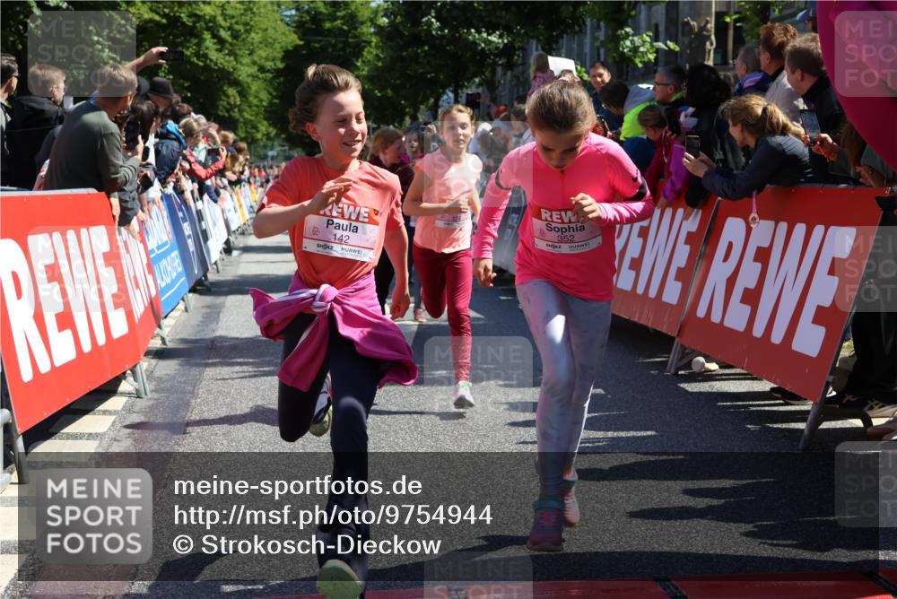 14.06.2026 - REWE Women's Run Strokosch-Dieckow http://msf.ph/oto/9754944 14.06.2026 11:37:14 Ziel 108, 116, 123, 142, 149, 174, 178, 183, 232, 235, 265, 266, 277, 278, 313, 352, 355 meine-sportfotos.de