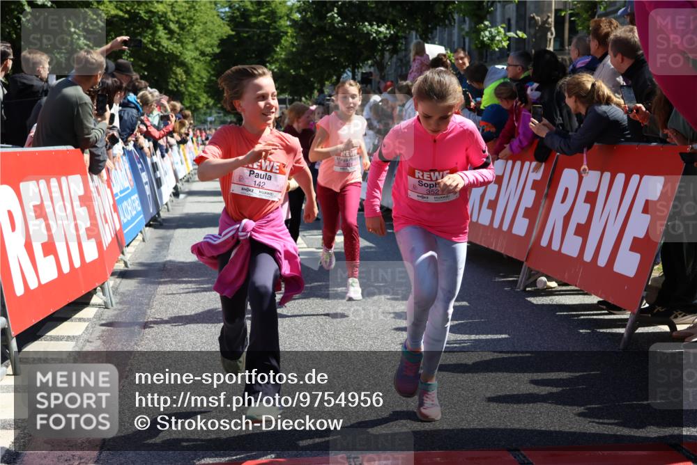 14.06.2026 - REWE Women's Run Strokosch-Dieckow http://msf.ph/oto/9754956 14.06.2026 11:37:14 Ziel 108, 116, 123, 142, 149, 174, 178, 183, 232, 235, 265, 266, 277, 278, 313, 352, 355 meine-sportfotos.de