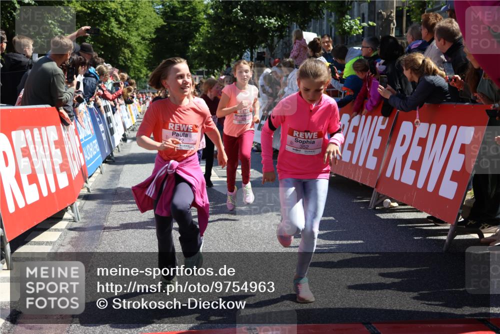 14.06.2026 - REWE Women's Run Strokosch-Dieckow http://msf.ph/oto/9754963 14.06.2026 11:37:14 Ziel 108, 116, 123, 142, 149, 174, 178, 183, 232, 235, 265, 266, 277, 278, 313, 352, 355 meine-sportfotos.de