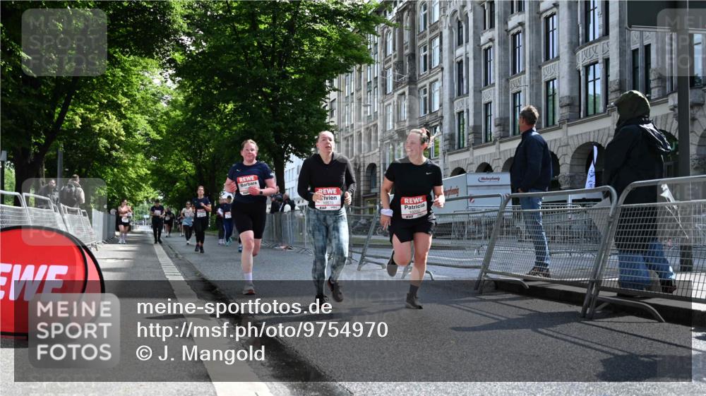 14.06.2026 - REWE Women's Run J. Mangold http://msf.ph/oto/9754970 14.06.2026 10:15:15 Ziel 10202, 10249, 10330, 10570, 10612, 10630, 10746, 11106, 11151 meine-sportfotos.de