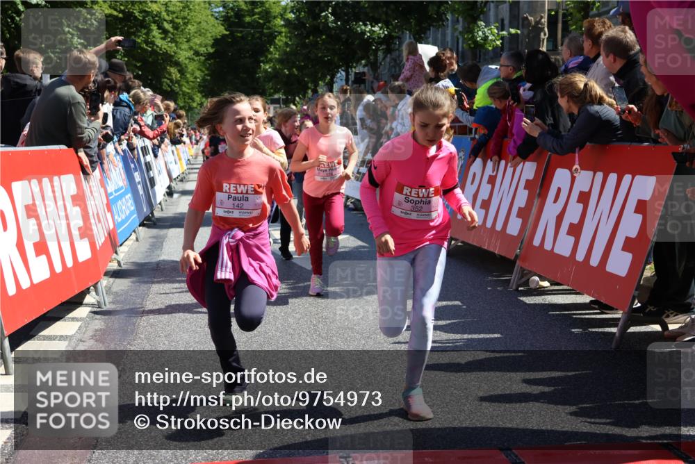 14.06.2026 - REWE Women's Run Strokosch-Dieckow http://msf.ph/oto/9754973 14.06.2026 11:37:14 Ziel 108, 116, 123, 142, 149, 174, 178, 183, 232, 235, 265, 266, 277, 278, 313, 352, 355 meine-sportfotos.de