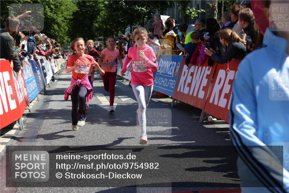 14.06.2026 - REWE Women's Run Strokosch-Dieckow http://msf.ph/oto/9754982 14.06.2026 11:37:13 Ziel 108, 116, 142, 149, 174, 178, 183, 232, 235, 265, 266, 277, 278, 313, 352, 355 meine-sportfotos.de