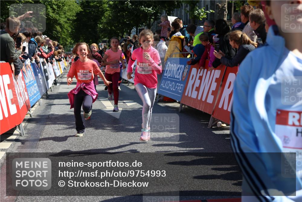 14.06.2026 - REWE Women's Run Strokosch-Dieckow http://msf.ph/oto/9754993 14.06.2026 11:37:13 Ziel 108, 116, 142, 149, 174, 178, 183, 232, 235, 265, 266, 277, 278, 313, 352, 355 meine-sportfotos.de