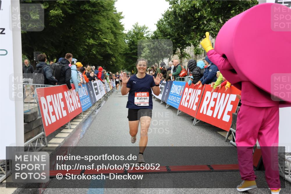 14.06.2026 - REWE Women's Run Strokosch-Dieckow http://msf.ph/oto/9755052 14.06.2026 09:47:34 Ziel 10081, 10118, 10488, 10994 meine-sportfotos.de