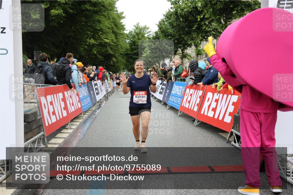 14.06.2026 - REWE Women's Run Strokosch-Dieckow http://msf.ph/oto/9755089 14.06.2026 09:47:33 Ziel 10081, 10118, 10488, 10994 meine-sportfotos.de