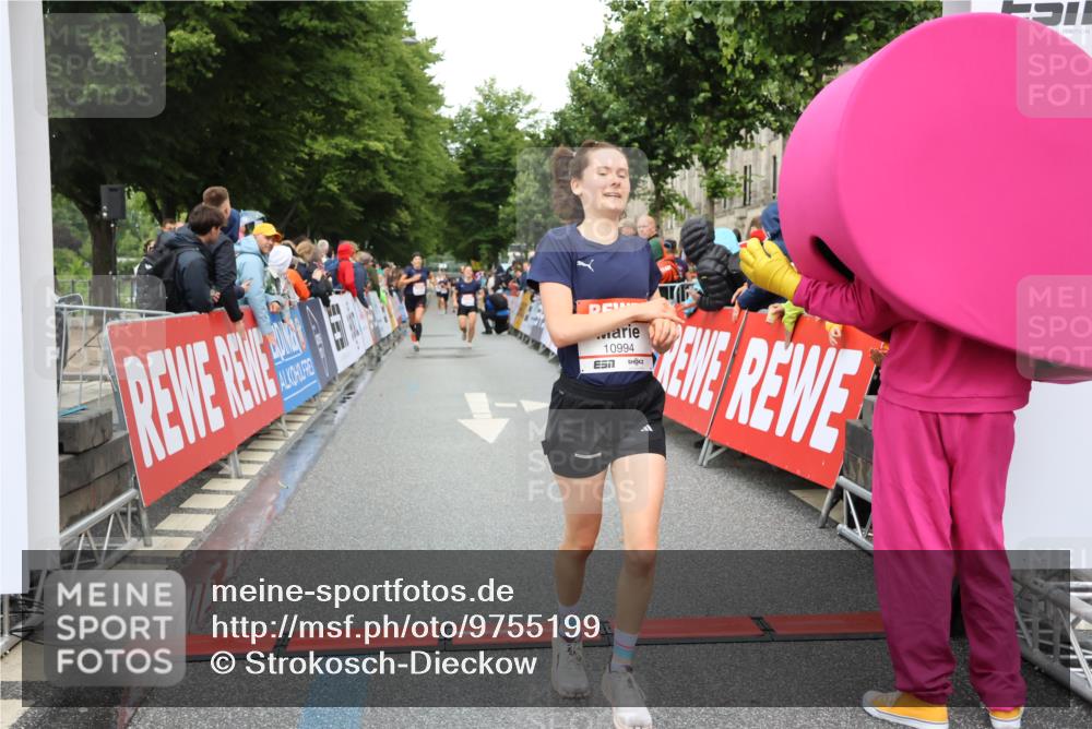 14.06.2026 - REWE Women's Run Strokosch-Dieckow http://msf.ph/oto/9755199 14.06.2026 09:47:28 Ziel 10118, 10386, 10488, 10994 meine-sportfotos.de