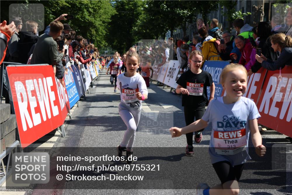 14.06.2026 - REWE Women's Run Strokosch-Dieckow http://msf.ph/oto/9755321 14.06.2026 11:37:07 Ziel 116, 149, 178, 183, 193, 235, 251, 278, 313, 355, 363 meine-sportfotos.de