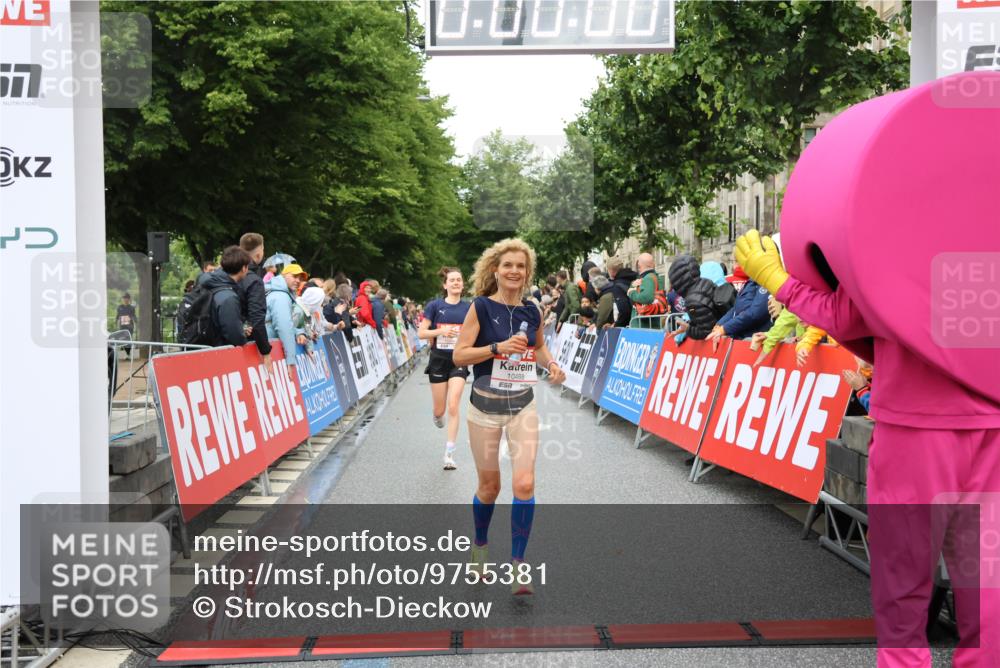 14.06.2026 - REWE Women's Run Strokosch-Dieckow http://msf.ph/oto/9755381 14.06.2026 09:47:26 Ziel 10386, 10488, 10994 meine-sportfotos.de