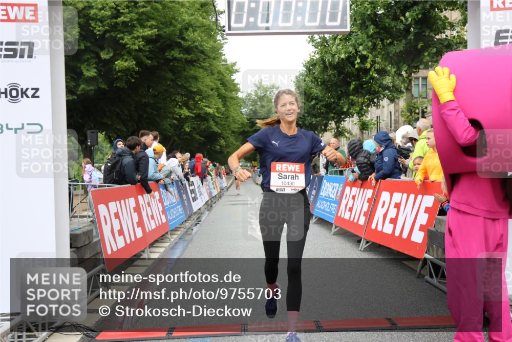14.06.2026 - REWE Women's Run Strokosch-Dieckow http://msf.ph/oto/9755703 14.06.2026 09:47:08 Ziel 10430, 11492 meine-sportfotos.de
