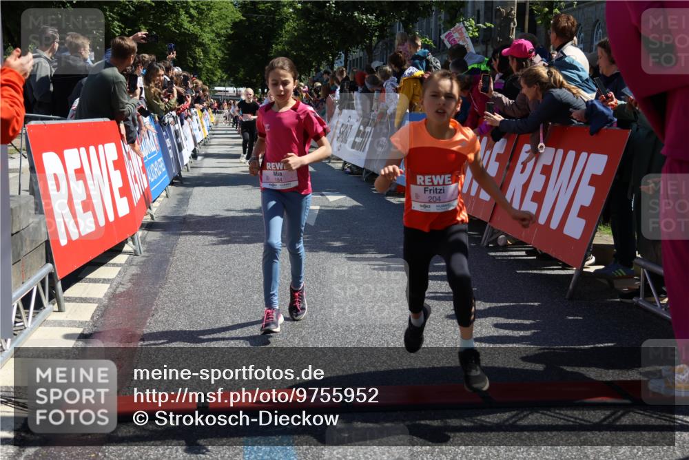 14.06.2026 - REWE Women's Run Strokosch-Dieckow http://msf.ph/oto/9755952 14.06.2026 11:36:52 Ziel 137, 157, 158, 163, 168, 182, 184, 204, 205, 330, 368, 370 meine-sportfotos.de
