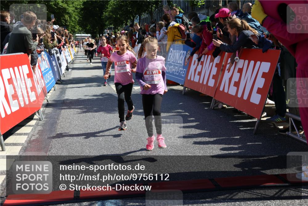 14.06.2026 - REWE Women's Run Strokosch-Dieckow http://msf.ph/oto/9756112 14.06.2026 11:36:49 Ziel 133, 137, 157, 158, 163, 182, 184, 187, 204, 205, 211, 301, 309, 330, 368, 370 meine-sportfotos.de