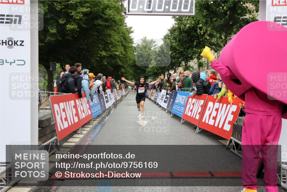 14.06.2026 - REWE Women's Run Strokosch-Dieckow http://msf.ph/oto/9756169 14.06.2026 09:46:44 Ziel 10892 meine-sportfotos.de