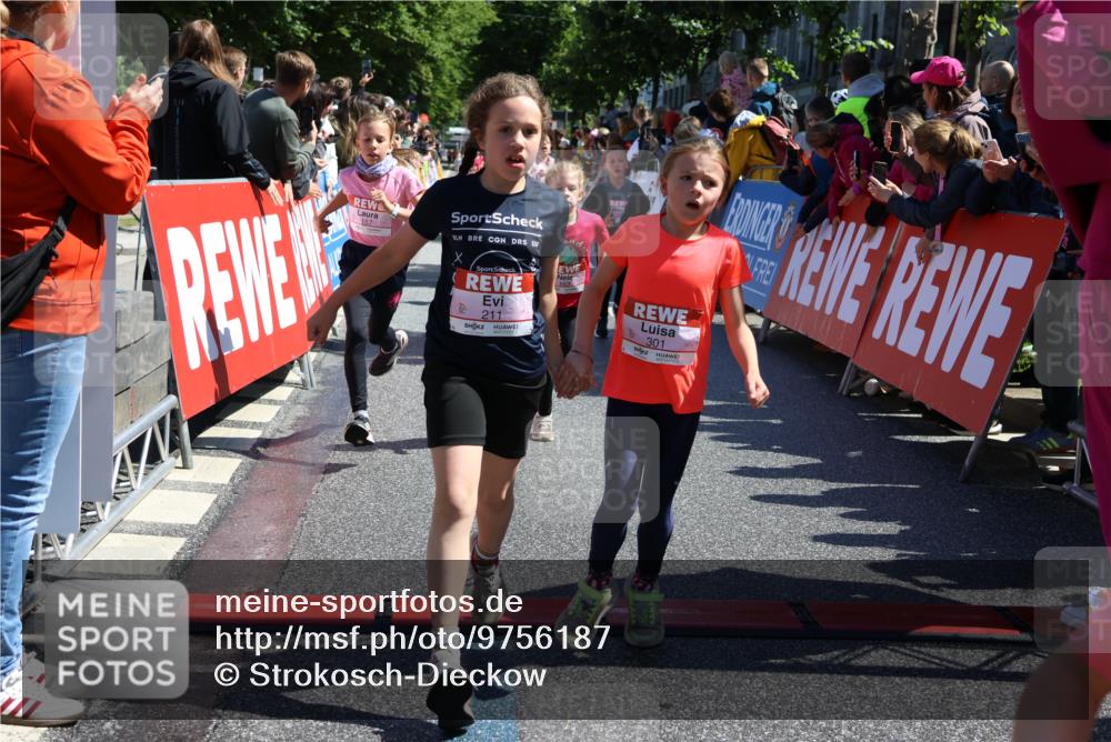 14.06.2026 - REWE Women's Run Strokosch-Dieckow http://msf.ph/oto/9756187 14.06.2026 11:36:43 Ziel 133, 137, 138, 157, 163, 182, 187, 205, 211, 256, 301, 309, 330, 346, 368 meine-sportfotos.de