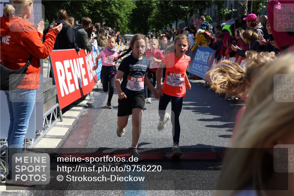 14.06.2026 - REWE Women's Run Strokosch-Dieckow http://msf.ph/oto/9756220 14.06.2026 11:36:43 Ziel 133, 137, 138, 157, 163, 182, 187, 205, 211, 256, 301, 309, 330, 346, 368 meine-sportfotos.de