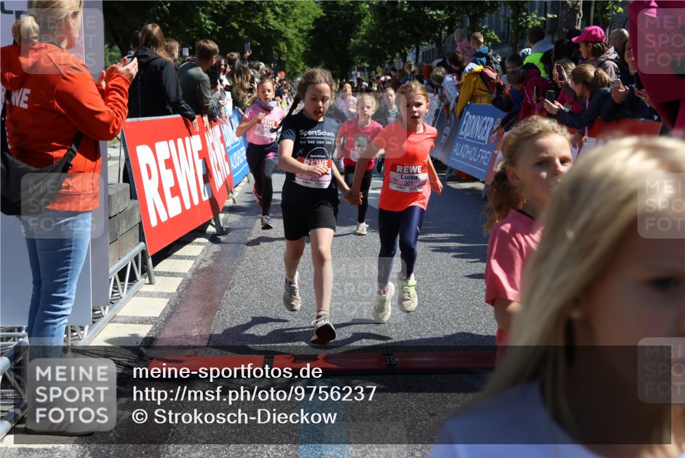 14.06.2026 - REWE Women's Run Strokosch-Dieckow http://msf.ph/oto/9756237 14.06.2026 11:36:43 Ziel 133, 137, 138, 157, 163, 182, 187, 205, 211, 256, 301, 309, 330, 346, 368 meine-sportfotos.de