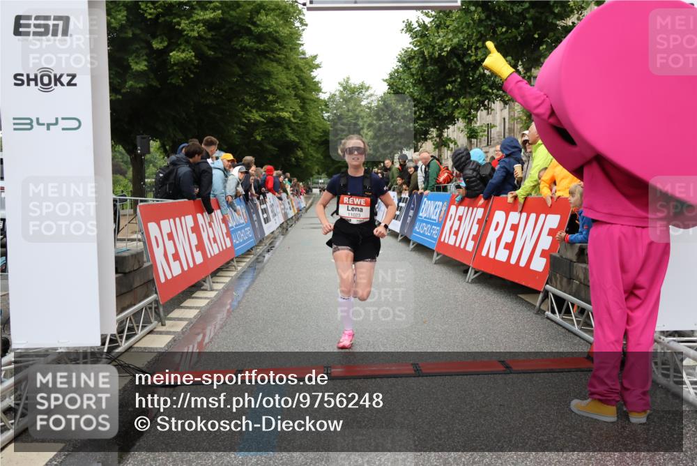 14.06.2026 - REWE Women's Run Strokosch-Dieckow http://msf.ph/oto/9756248 14.06.2026 09:46:33 Ziel 11023 meine-sportfotos.de