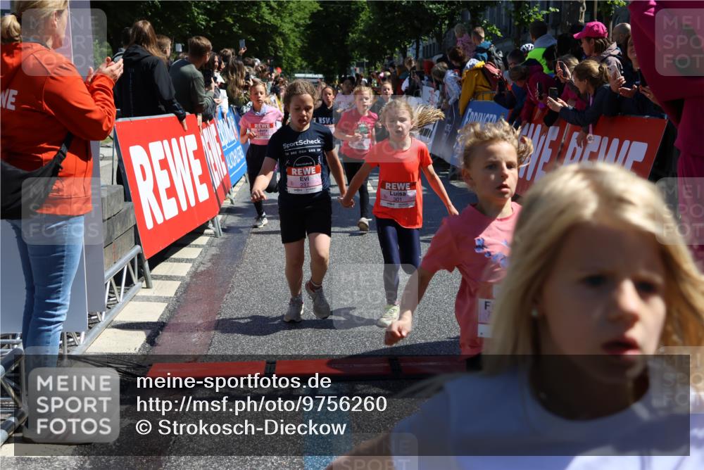 14.06.2026 - REWE Women's Run Strokosch-Dieckow http://msf.ph/oto/9756260 14.06.2026 11:36:43 Ziel 133, 137, 138, 157, 163, 182, 187, 205, 211, 256, 301, 309, 330, 346, 368 meine-sportfotos.de