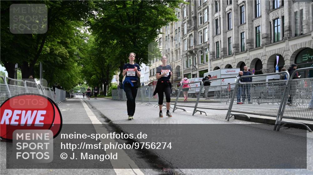 14.06.2026 - REWE Women's Run J. Mangold http://msf.ph/oto/9756274 14.06.2026 10:24:38 Ziel 11052, 11053 meine-sportfotos.de