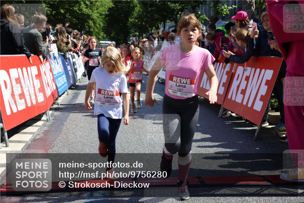 14.06.2026 - REWE Women's Run Strokosch-Dieckow http://msf.ph/oto/9756280 14.06.2026 11:36:41 Ziel 133, 137, 138, 157, 163, 182, 187, 211, 256, 301, 309, 312, 346, 368 meine-sportfotos.de
