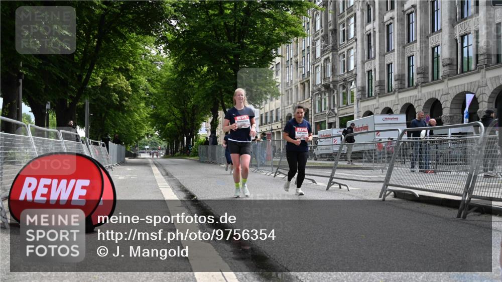 14.06.2026 - REWE Women's Run J. Mangold http://msf.ph/oto/9756354 14.06.2026 10:25:19 Ziel 10381, 10459, 10562, 11237 meine-sportfotos.de