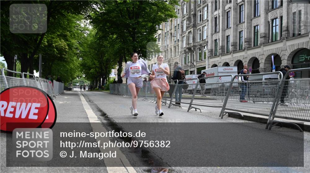 14.06.2026 - REWE Women's Run J. Mangold http://msf.ph/oto/9756382 14.06.2026 10:25:51 Ziel 10135, 10136 meine-sportfotos.de