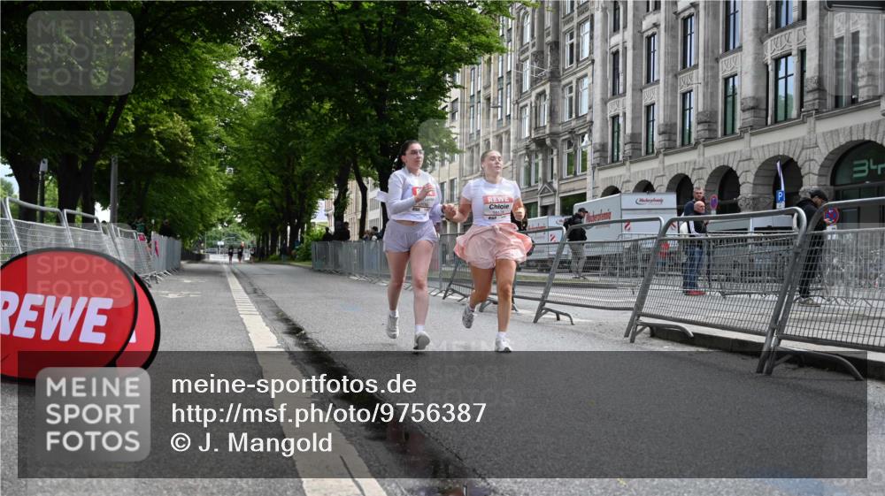 14.06.2026 - REWE Women's Run J. Mangold http://msf.ph/oto/9756387 14.06.2026 10:25:52 Ziel 10135, 10136 meine-sportfotos.de