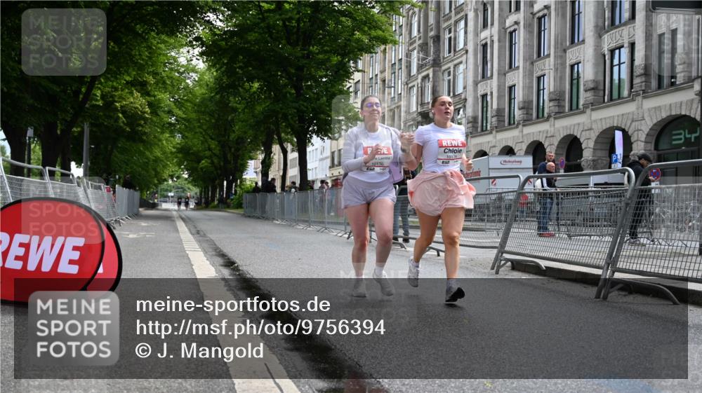 14.06.2026 - REWE Women's Run J. Mangold http://msf.ph/oto/9756394 14.06.2026 10:25:53 Ziel 10135, 10136 meine-sportfotos.de