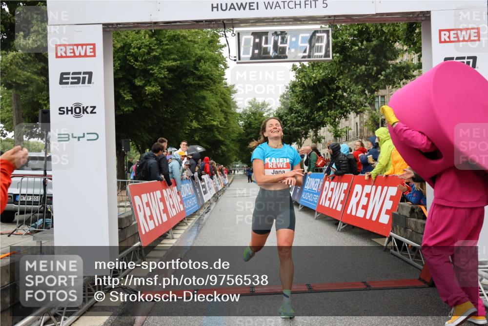 14.06.2026 - REWE Women's Run Strokosch-Dieckow http://msf.ph/oto/9756538 14.06.2026 09:45:15 Ziel 10072 meine-sportfotos.de