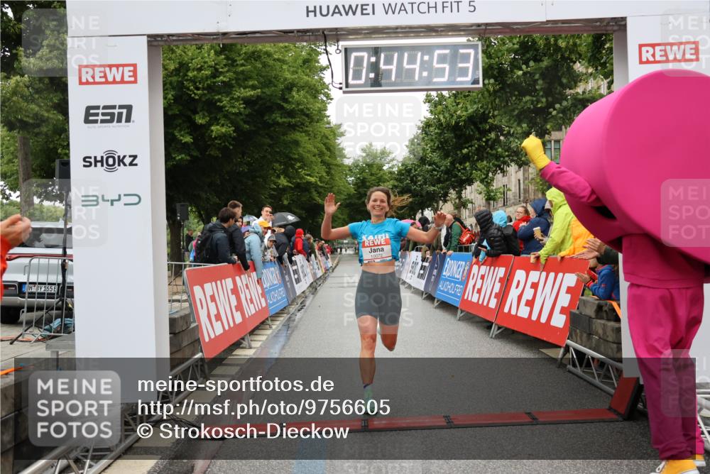 14.06.2026 - REWE Women's Run Strokosch-Dieckow http://msf.ph/oto/9756605 14.06.2026 09:45:15 Ziel 10072 meine-sportfotos.de
