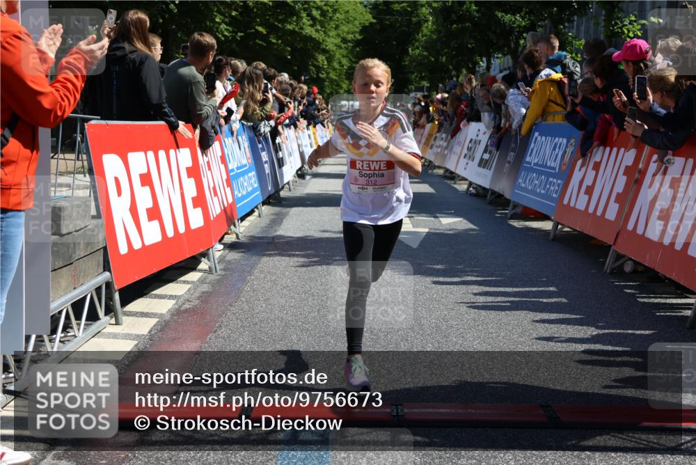 14.06.2026 - REWE Women's Run Strokosch-Dieckow http://msf.ph/oto/9756673 14.06.2026 11:36:33 Ziel 106, 138, 312, 346 meine-sportfotos.de