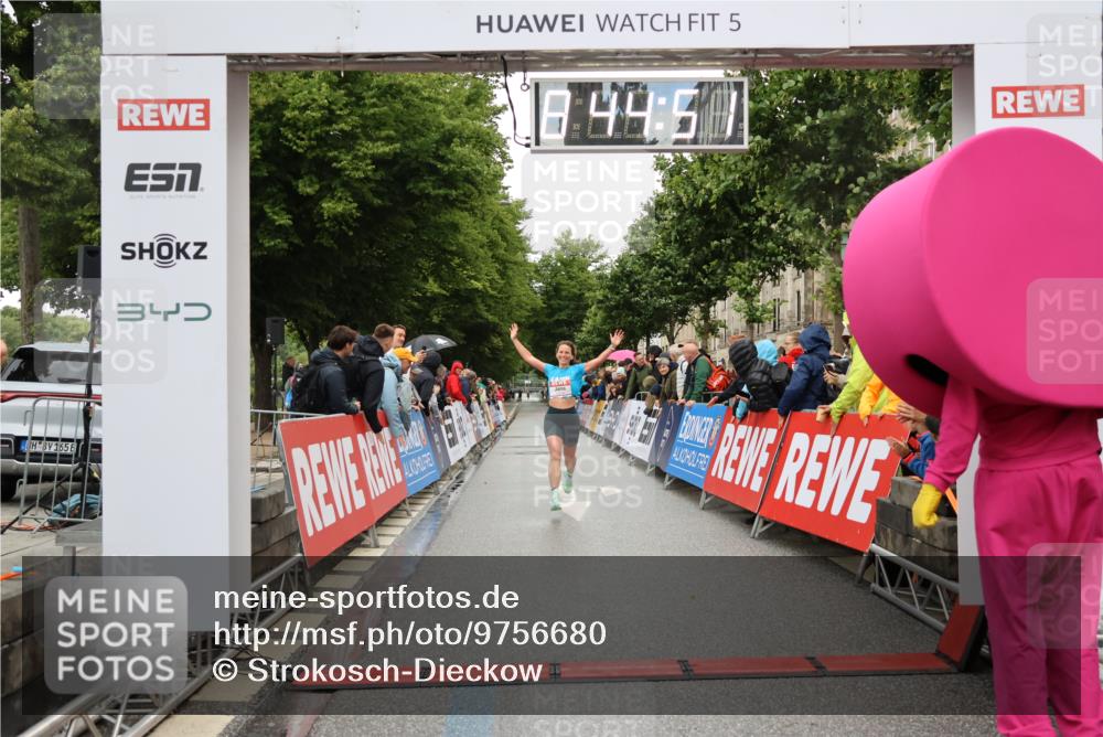 14.06.2026 - REWE Women's Run Strokosch-Dieckow http://msf.ph/oto/9756680 14.06.2026 09:45:14 Ziel 10072 meine-sportfotos.de