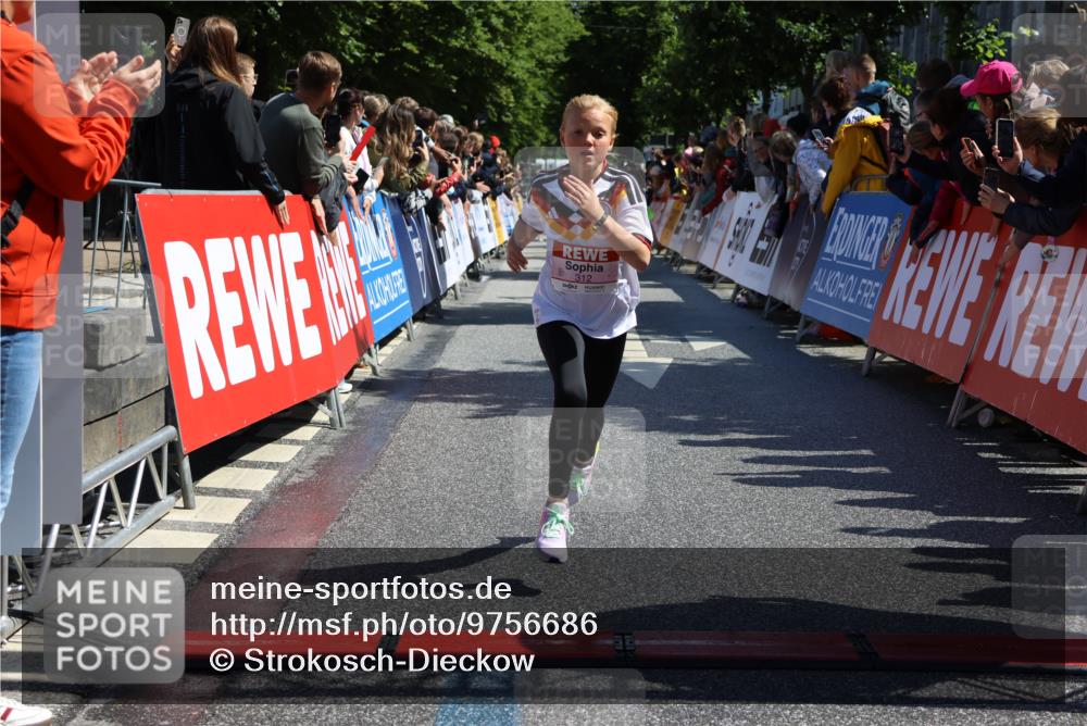 14.06.2026 - REWE Women's Run Strokosch-Dieckow http://msf.ph/oto/9756686 14.06.2026 11:36:33 Ziel 106, 138, 312, 346 meine-sportfotos.de