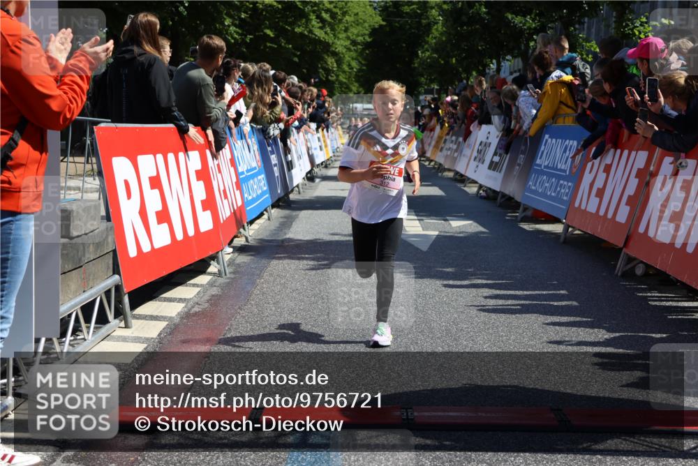 14.06.2026 - REWE Women's Run Strokosch-Dieckow http://msf.ph/oto/9756721 14.06.2026 11:36:32 Ziel 106, 138, 312, 346 meine-sportfotos.de