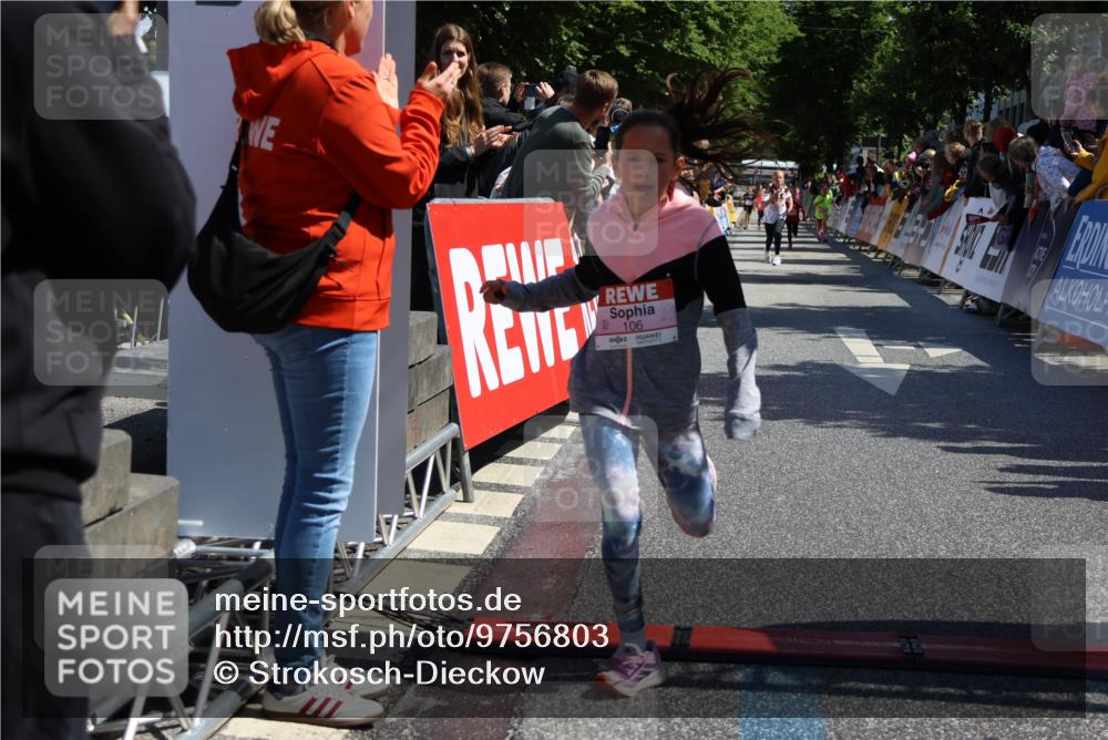 14.06.2026 - REWE Women's Run Strokosch-Dieckow http://msf.ph/oto/9756803 14.06.2026 11:36:28 Ziel 106, 237, 263 meine-sportfotos.de
