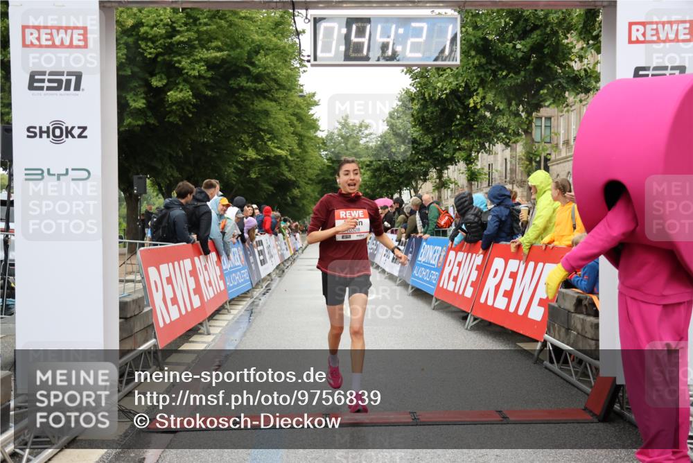 14.06.2026 - REWE Women's Run Strokosch-Dieckow http://msf.ph/oto/9756839 14.06.2026 09:44:43 Ziel 10328, 10480, 11079, 11418 meine-sportfotos.de