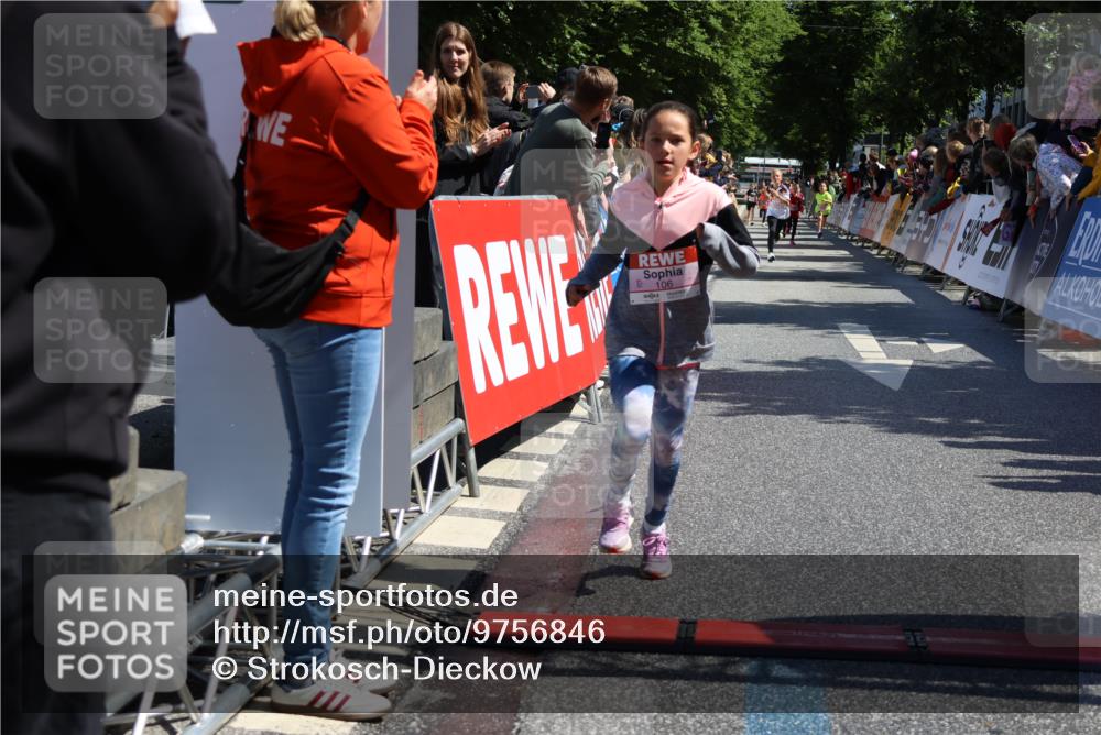 14.06.2026 - REWE Women's Run Strokosch-Dieckow http://msf.ph/oto/9756846 14.06.2026 11:36:28 Ziel 106, 237, 263 meine-sportfotos.de