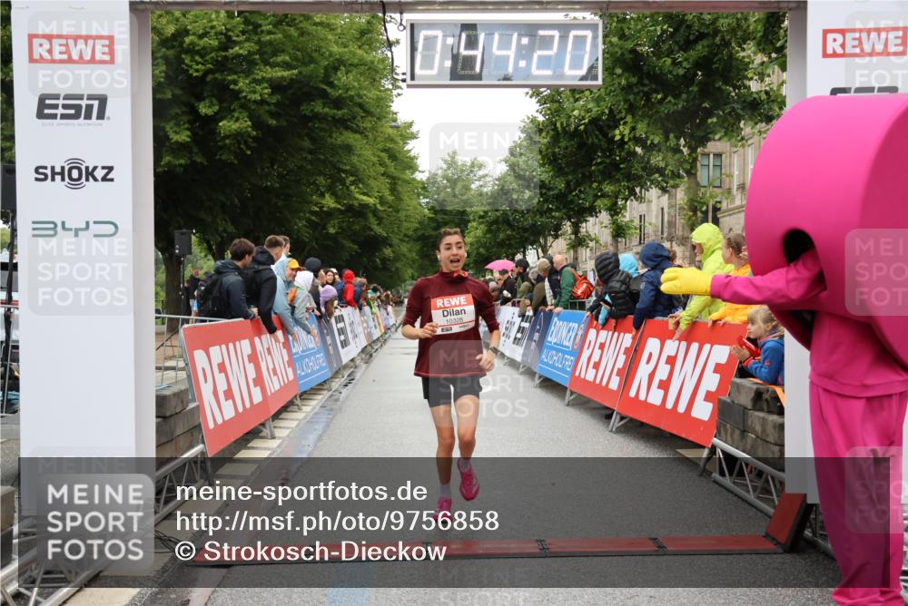 14.06.2026 - REWE Women's Run Strokosch-Dieckow http://msf.ph/oto/9756858 14.06.2026 09:44:43 Ziel 10328, 10480, 11079, 11418 meine-sportfotos.de