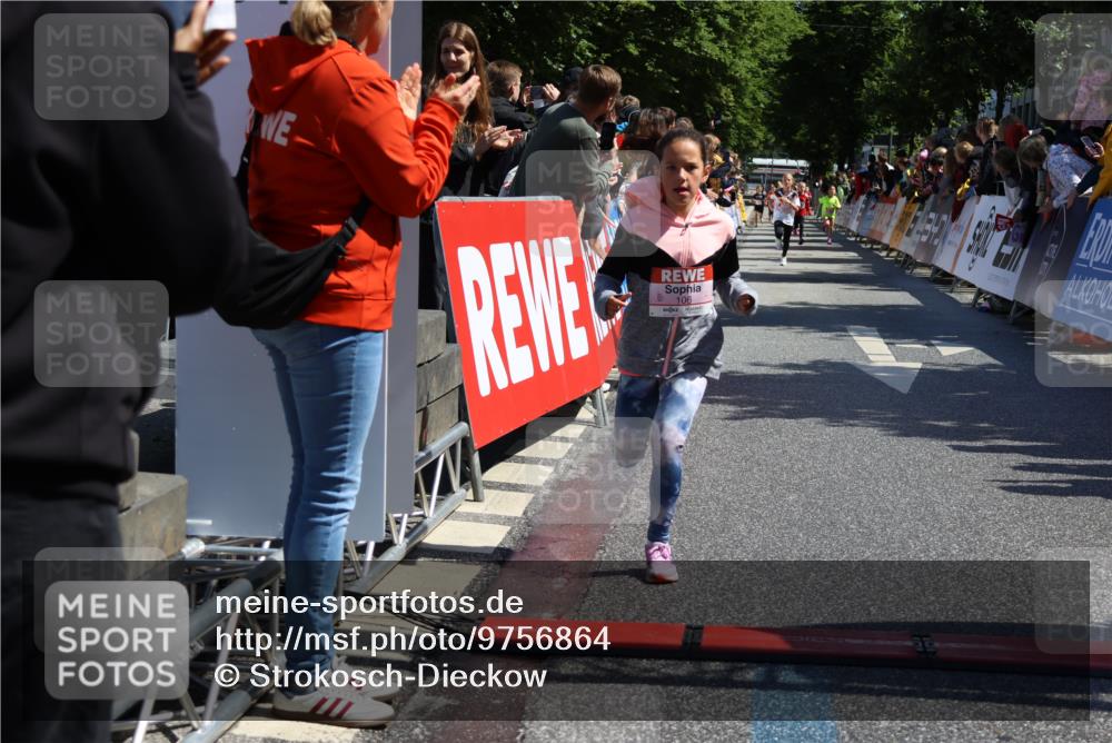 14.06.2026 - REWE Women's Run Strokosch-Dieckow http://msf.ph/oto/9756864 14.06.2026 11:36:28 Ziel 106, 237, 263 meine-sportfotos.de