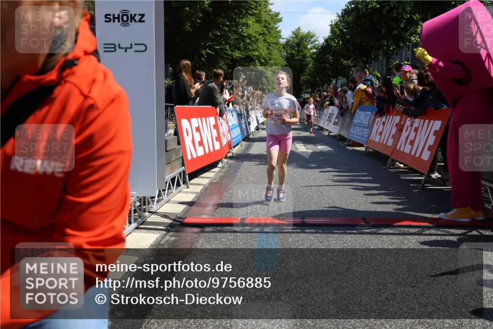 14.06.2026 - REWE Women's Run Strokosch-Dieckow http://msf.ph/oto/9756885 14.06.2026 11:36:19 Ziel 169, 237, 263, 307 meine-sportfotos.de