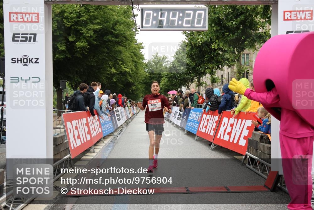 14.06.2026 - REWE Women's Run Strokosch-Dieckow http://msf.ph/oto/9756904 14.06.2026 09:44:43 Ziel 10328, 10480, 11079, 11418 meine-sportfotos.de
