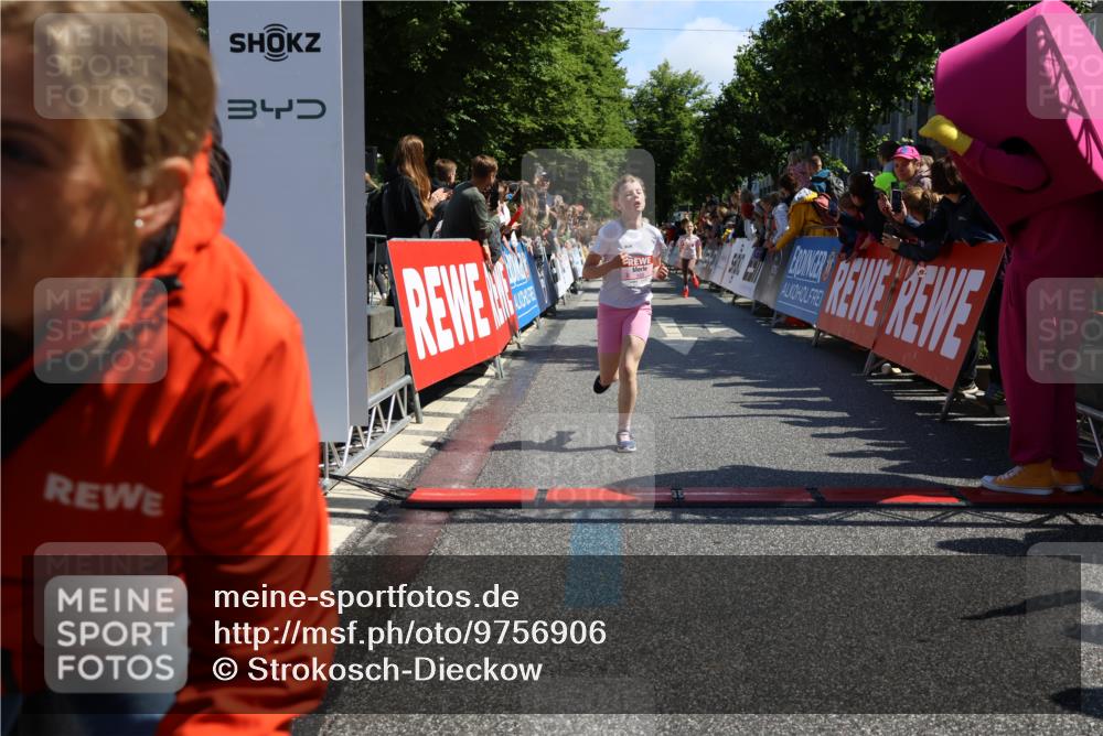 14.06.2026 - REWE Women's Run Strokosch-Dieckow http://msf.ph/oto/9756906 14.06.2026 11:36:19 Ziel 169, 237, 263, 307 meine-sportfotos.de