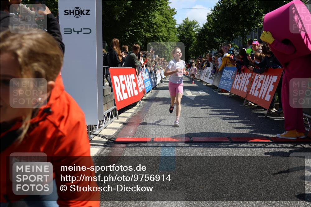 14.06.2026 - REWE Women's Run Strokosch-Dieckow http://msf.ph/oto/9756914 14.06.2026 11:36:19 Ziel 169, 237, 263, 307 meine-sportfotos.de