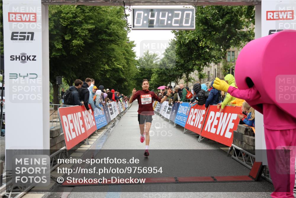 14.06.2026 - REWE Women's Run Strokosch-Dieckow http://msf.ph/oto/9756954 14.06.2026 09:44:42 Ziel 10328, 10480, 11079, 11418 meine-sportfotos.de