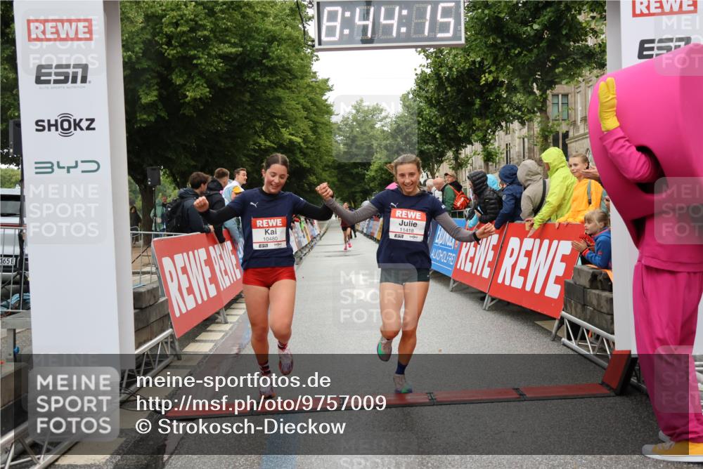 14.06.2026 - REWE Women's Run Strokosch-Dieckow http://msf.ph/oto/9757009 14.06.2026 09:44:37 Ziel 10480, 10481, 11418 meine-sportfotos.de